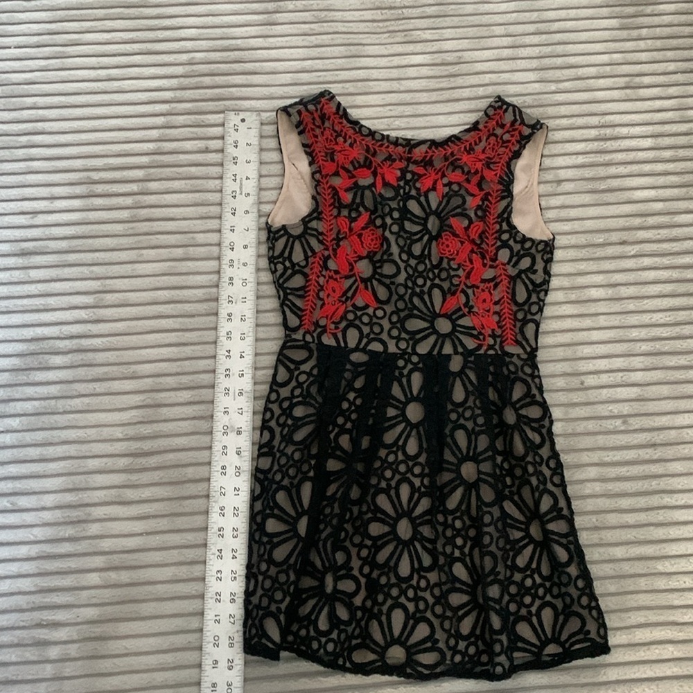 Black and Red Floral Lace Short Dress - Picture 8 of 8